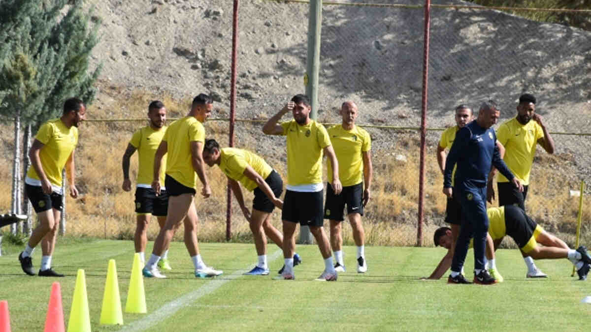Süper Lig ekiplerinden Yeni Malatyaspor’da 4 oyuncunun yeni tip koronavirüs