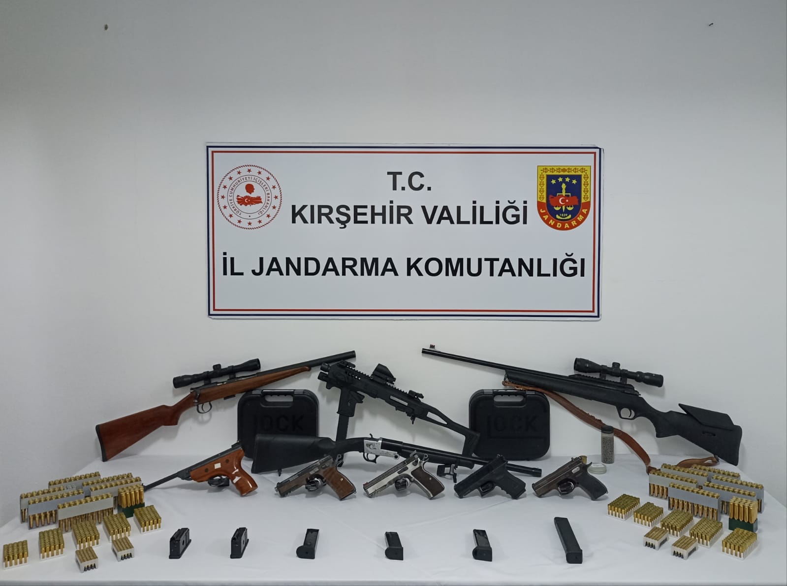 Kırşehir’de bir evde çok sayıda silah ele geçirildi