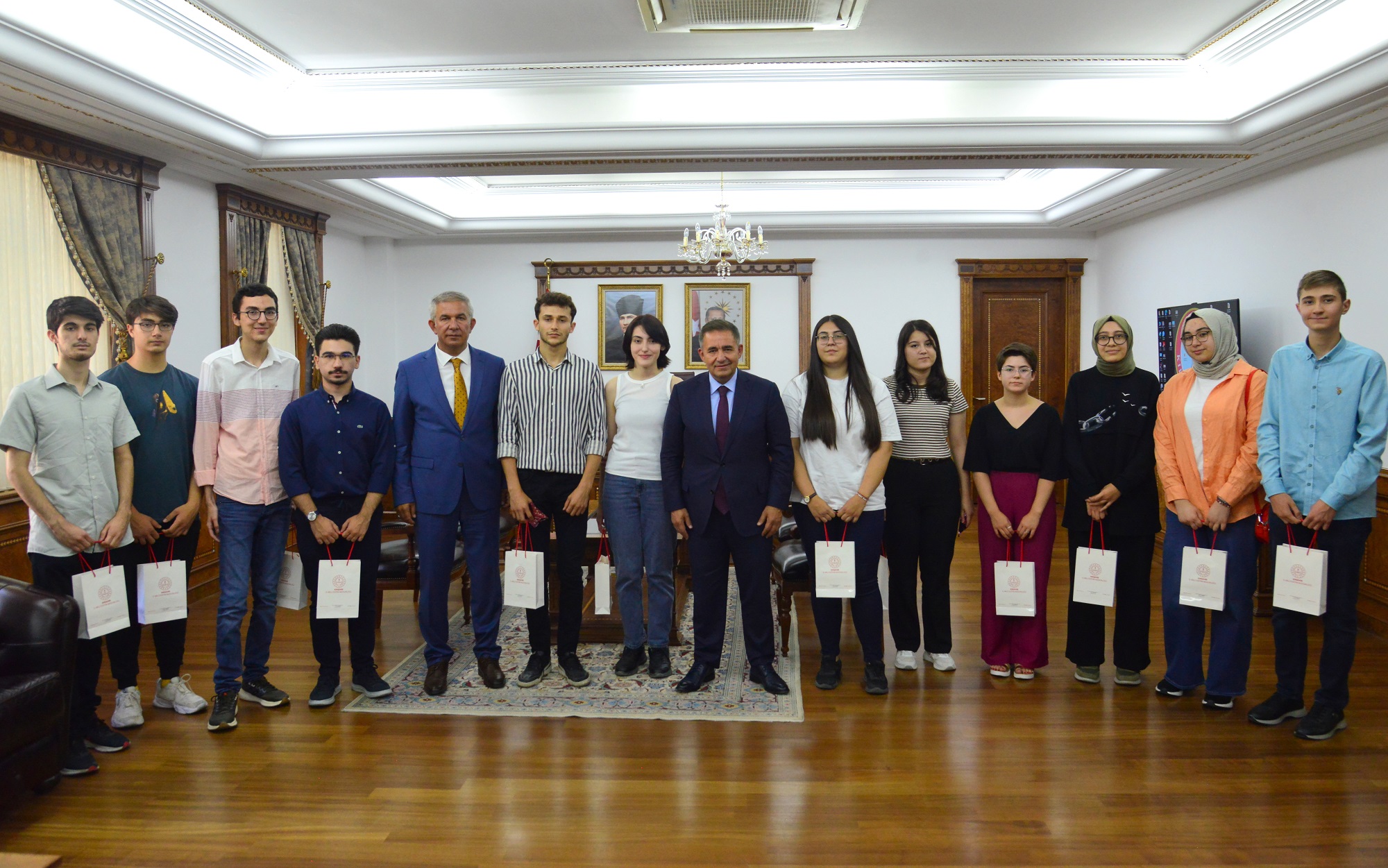 Vali Buhara YKS’de Dereceye Giren Öğrencilere Tebrik &nbsp; Vali H.