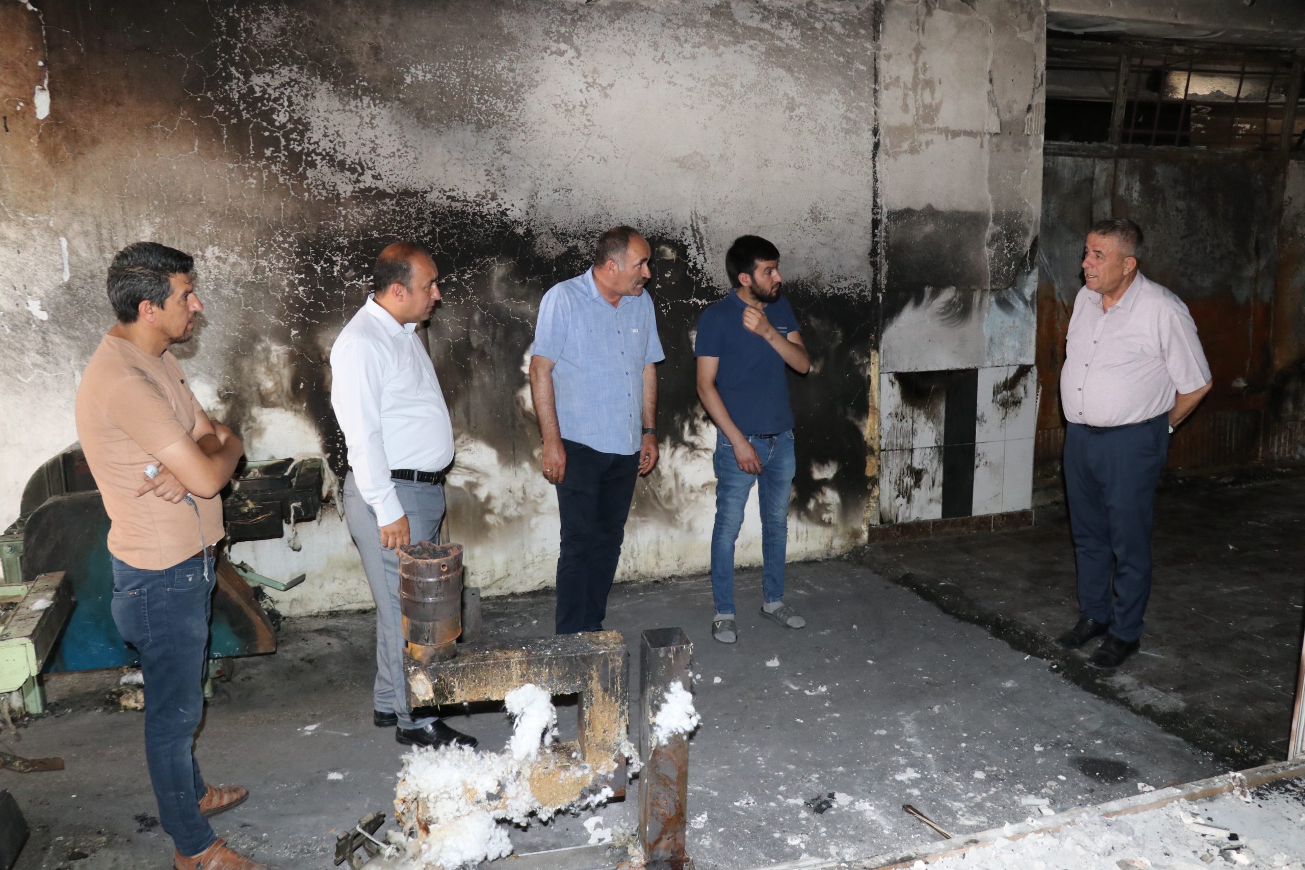 BAŞKAN ÖZTÜRK YANGINDA ZARAR GÖREN İŞ YERLERİNDE İNCELEMELERDE BULUNDU Geçtiğimiz günlerde