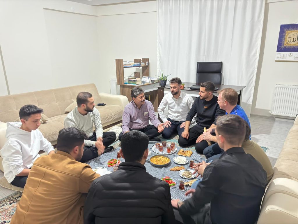 Necmettin Vekil, gençlerin sahur sofrasına konuk oldu