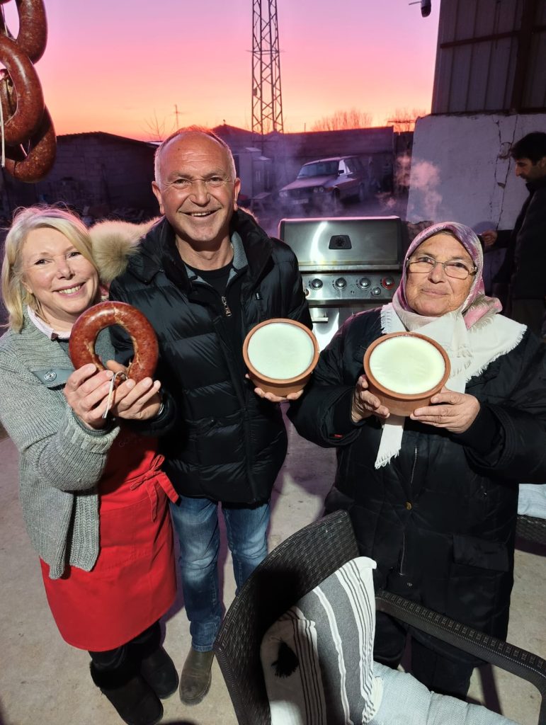 Almanya’dan geldiler, Kırşehir’de manda sucuğu ve yoğurdu yapıyorlar
