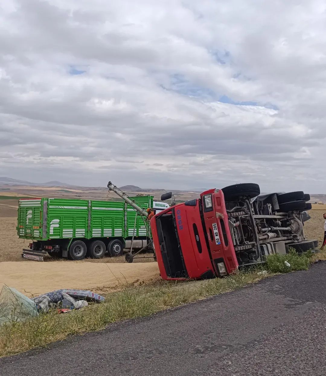 Değirmenkaşı köyü yakınlarında kamyon devrildi