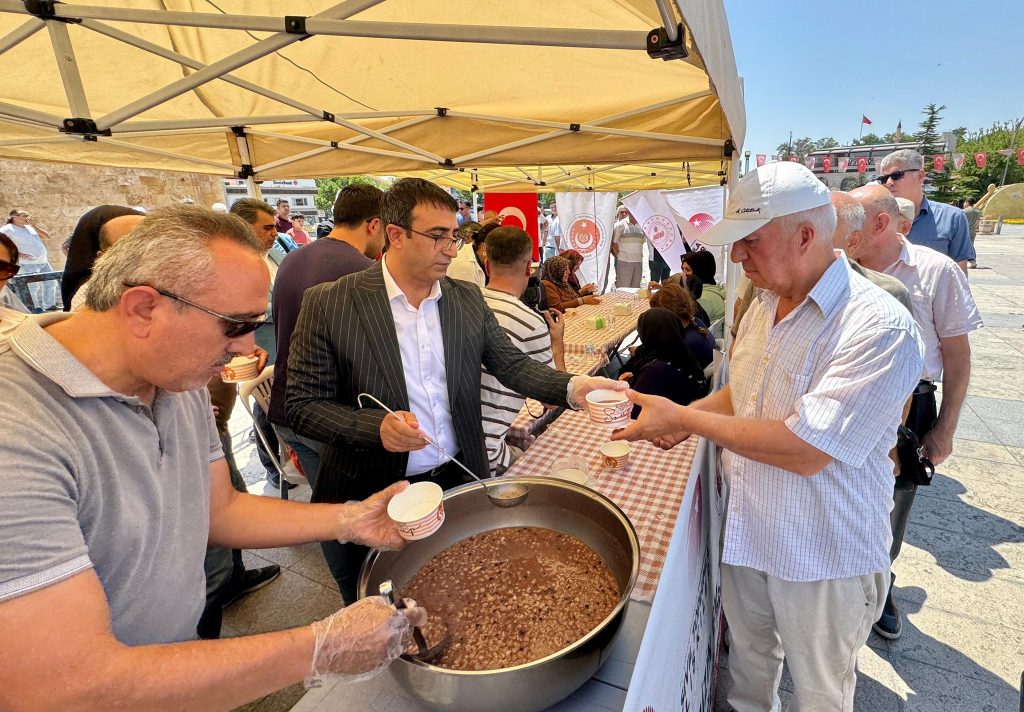 Kırşehir İl Genel Meclis Başkanı Bülent Ozan, aşure dağıttı