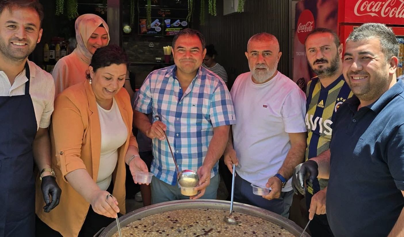 Esnafın Aşure ikramı ilgi gördü 