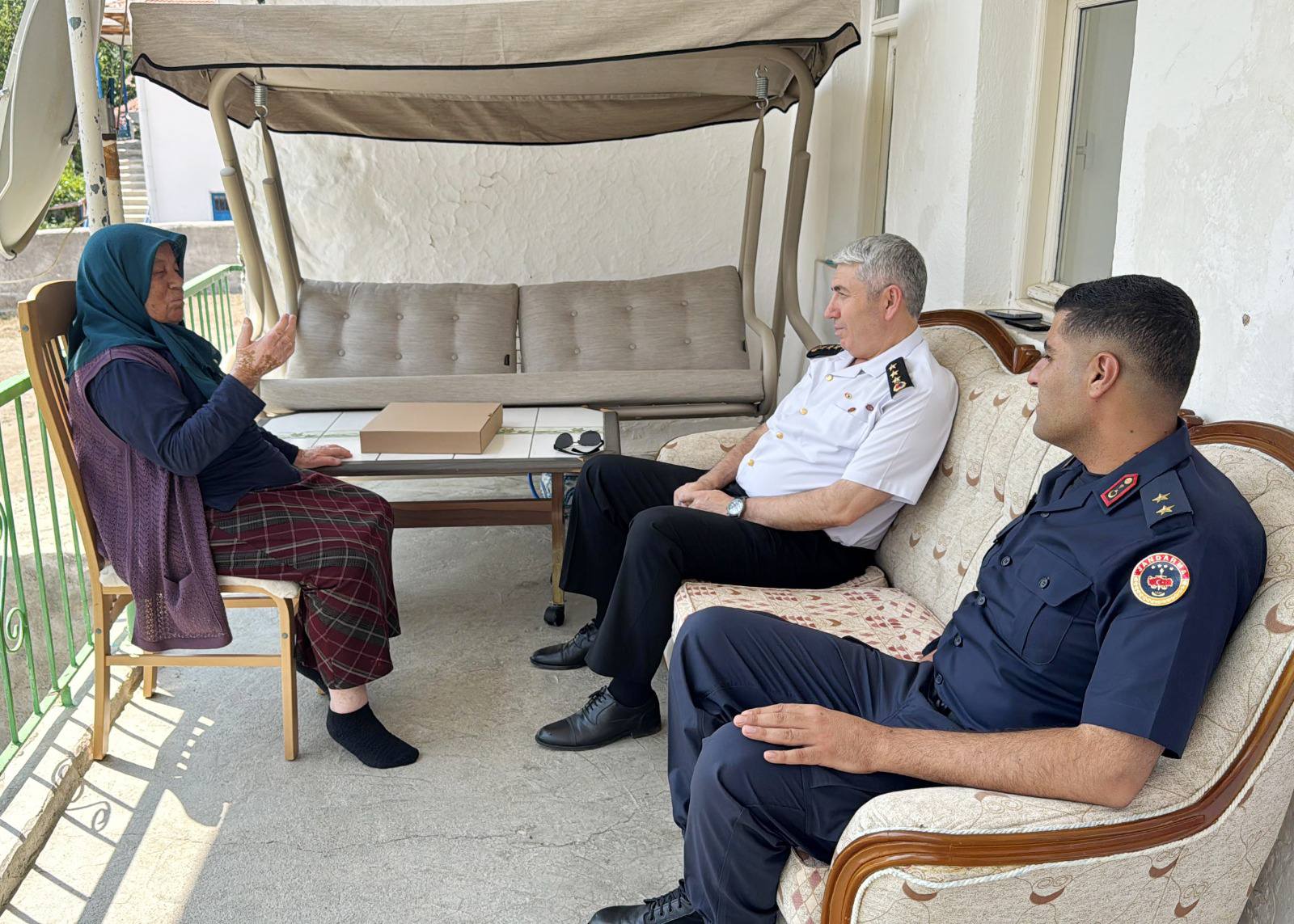 KIRŞEHİR JANDARMA KOMUTANI YILDIRIM, ŞEHİT AİLELERİN YANINDA GİTTİ