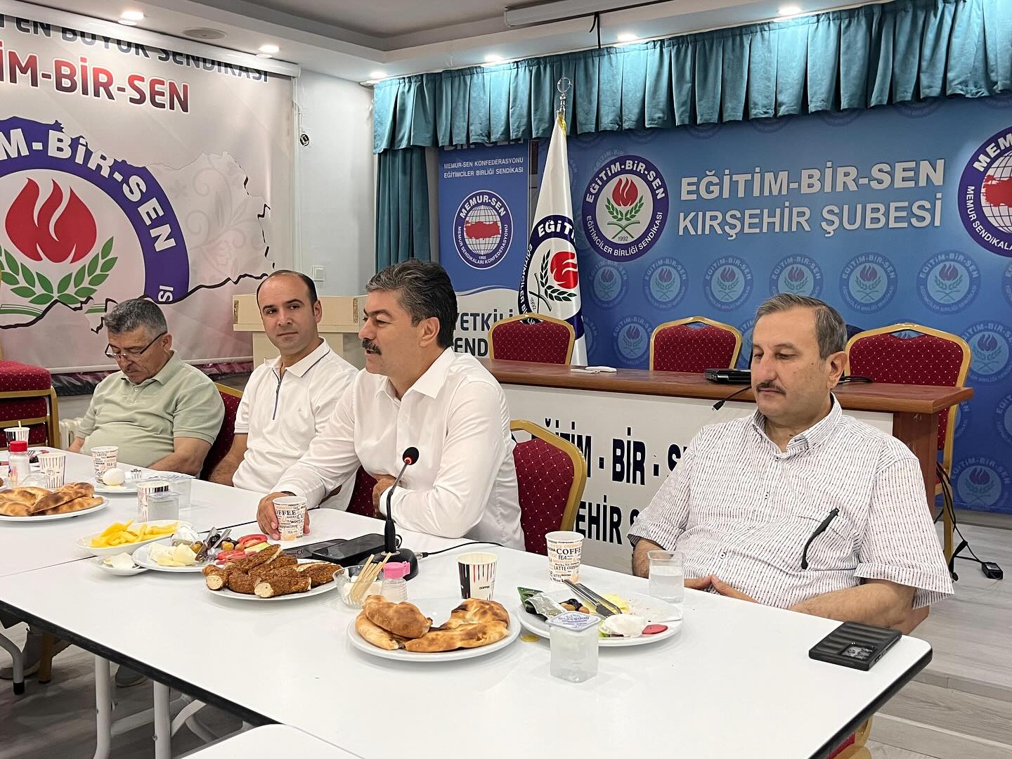 MİLLETVEKİLİ ERKAN, MEMUR-SEN KIRŞEHİR ÜYELERİYLE BİR ARAYA GELDİ