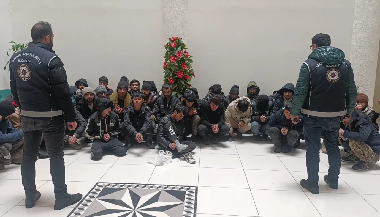 KIRŞEHİR’DE DENETİMLERDE 15 DÜZENSİZ GÖÇMEN YAKALANDI