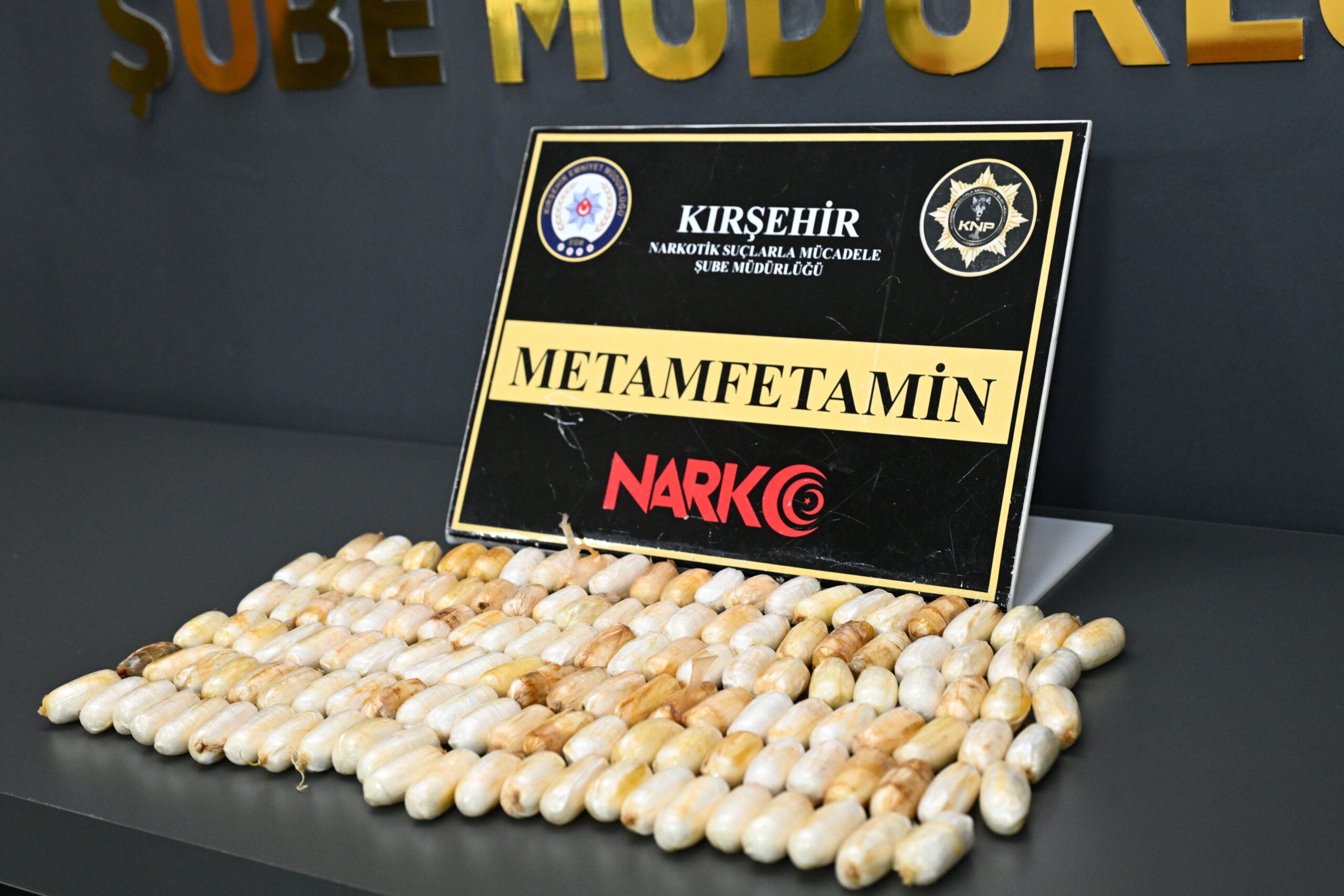 Gençlerin ve toplumun geleceğini tehdit eden uyuşturucuyla mücadele aralıksız sürdürülürken,